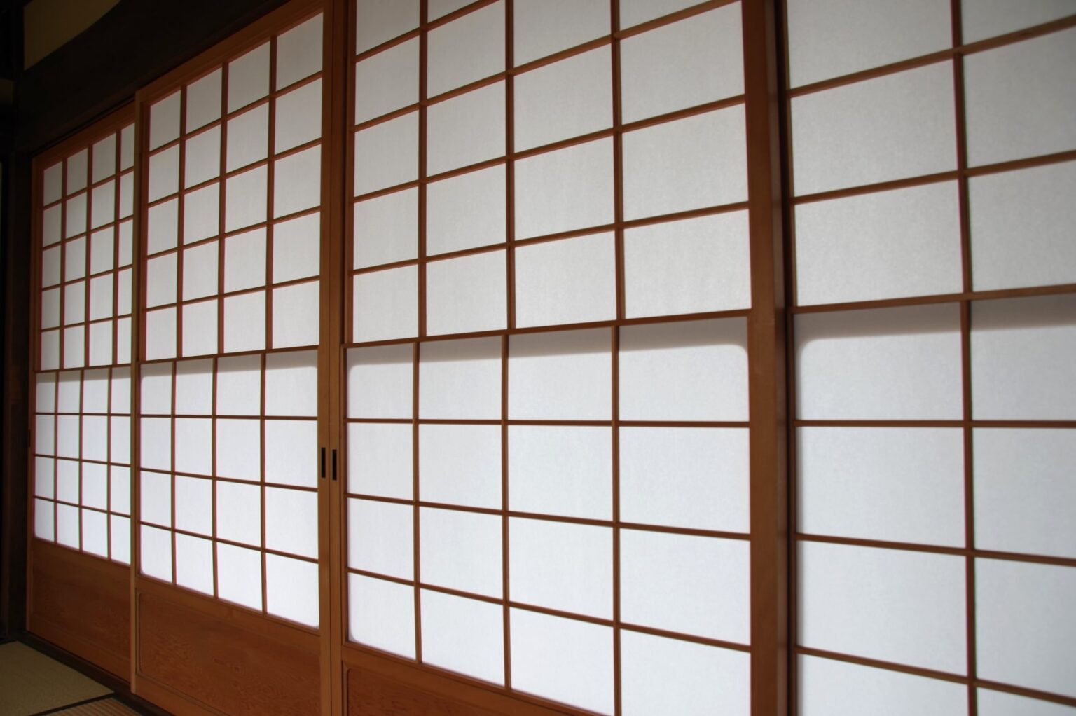 Kreatives Bild zu 【縦繁障子 – たてしげしょうじ – 】特徴や構造・張り替え方法までご紹介!横繁障子や他の障子とのとの違いも詳しく解説!! - 家美装 【縦繁障子 – たてしげしょうじ – 】特徴や構造・張り替え方法までご紹介!横繁障子や他の障子とのとの違いも詳しく解説!! - 家美装 Bildidee