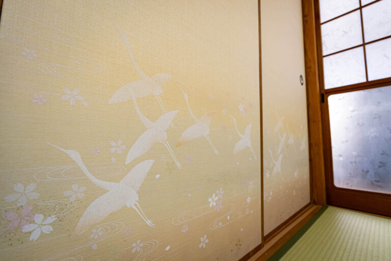 【快適な和室作り】襖(ふすま)選びはもう失敗しない!襖・襖紙選びの重要なポイントをご紹介! - 家美装 - IEBISOU